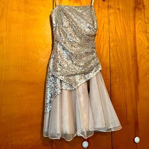 Short, gold, sparkly dress. Size 5/6, fits like a 3-4!